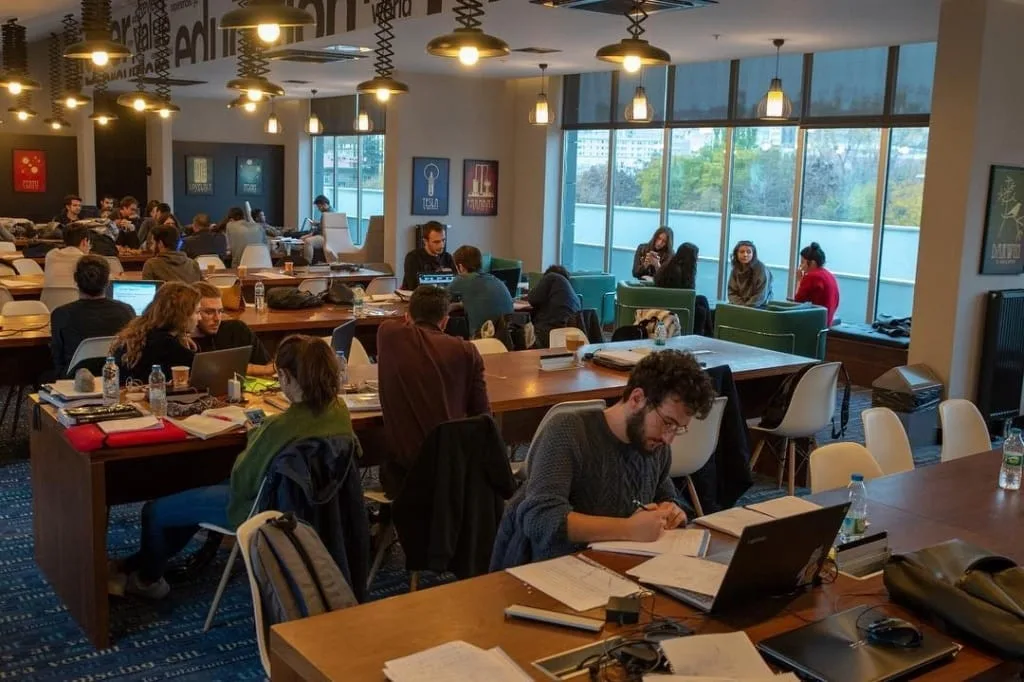 <img style="display: block;-webkit-user-select: none;margin: auto;cursor: zoom-in;background-color: hsl(0, 0%, 90%);transition: background-color 300ms;" data-src="https://oktamam.com/wp-content/uploads/2019/06/44663061_113300646283865_2404141766988627851_n-1024x682.jpg" width="811" height="540">