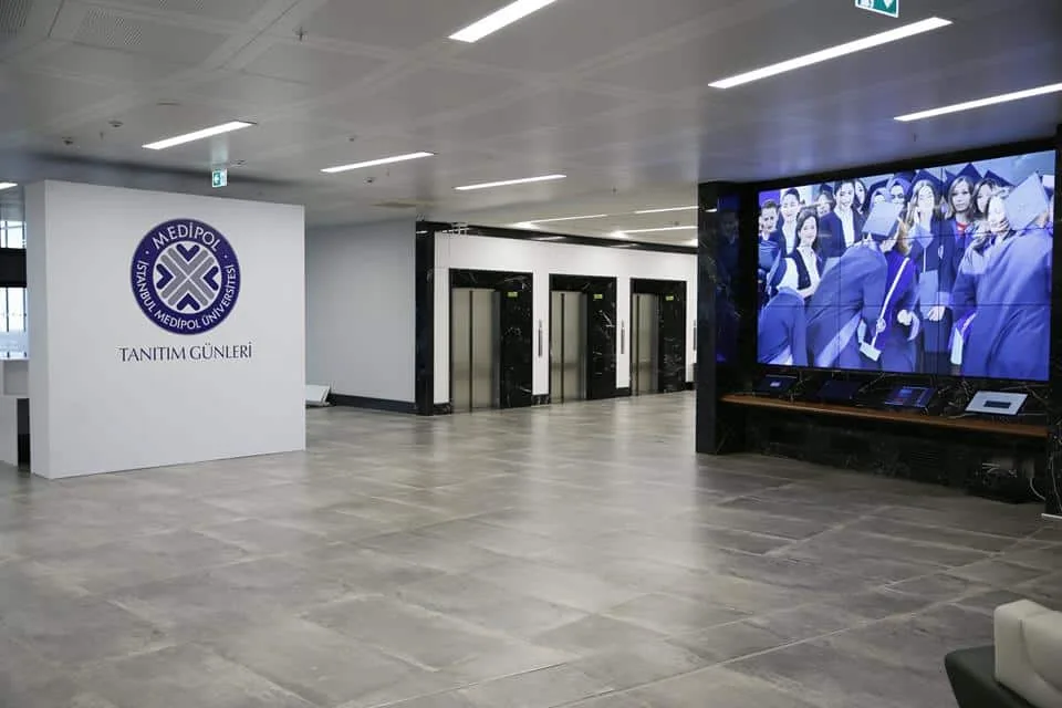 إحدى أروقة جامعة اسطنبول ميديبول