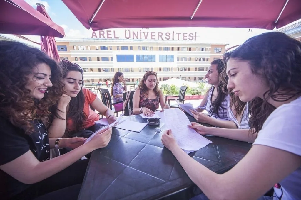 طلاب جامعة اسطنبول آريل