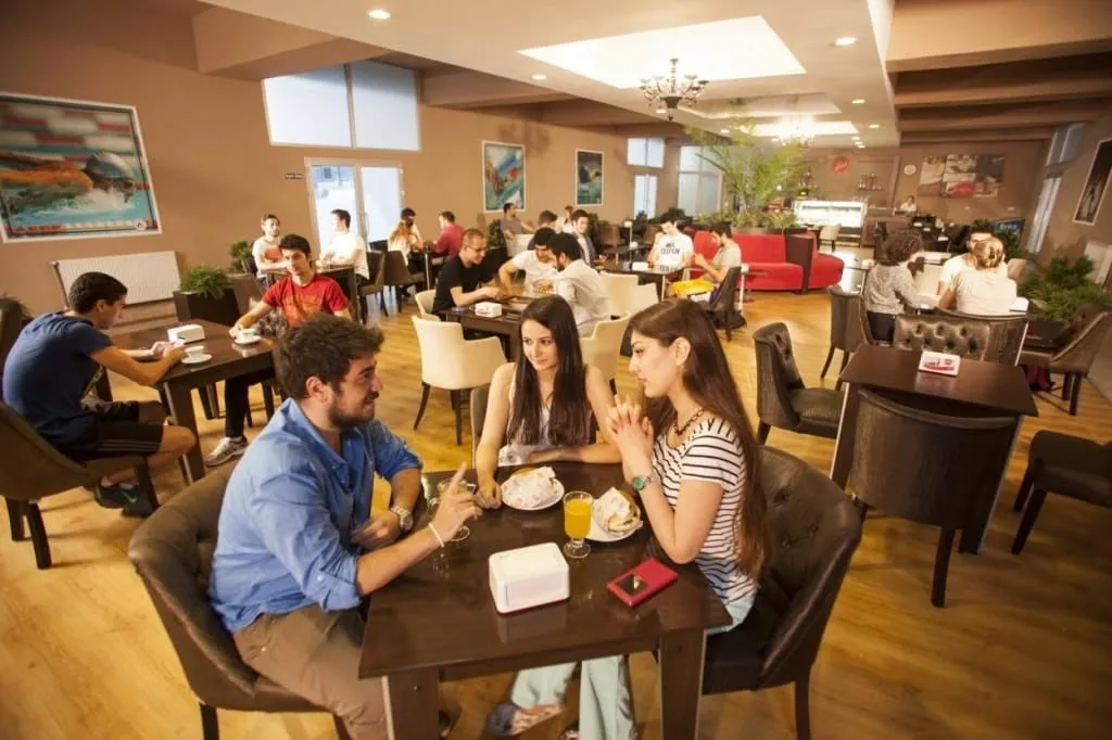 طلاب جامعة اسطنبول آريل 2