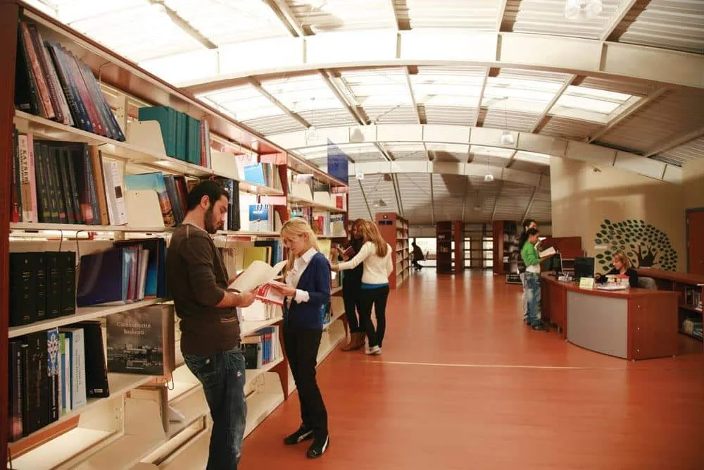 مكتبة جامعة اسطنبول آريل 1