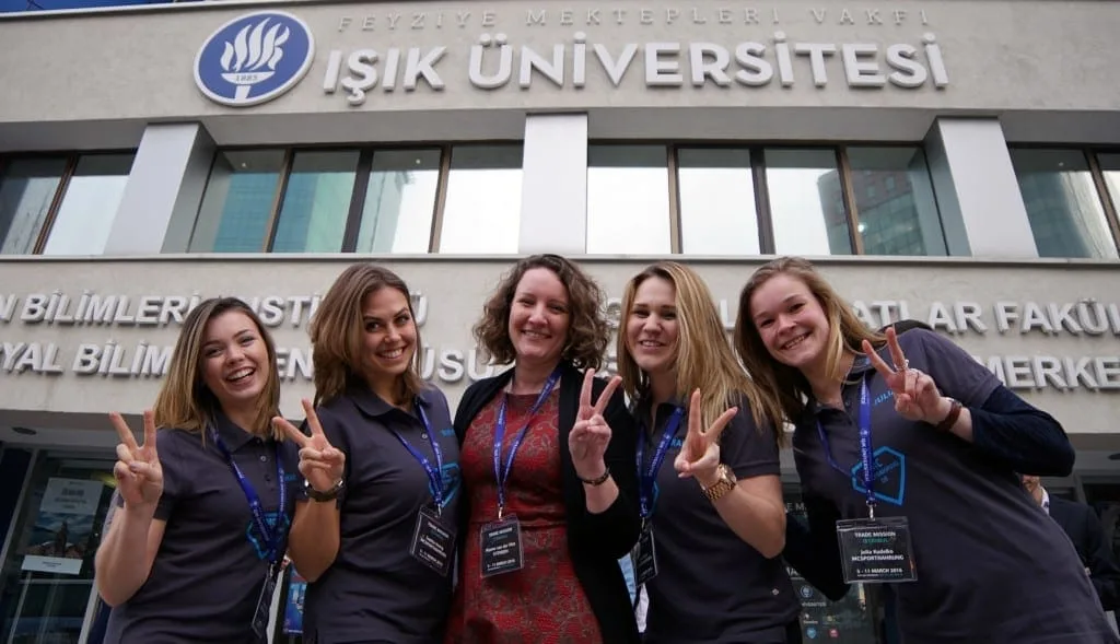 طلاب جامعة ايشك