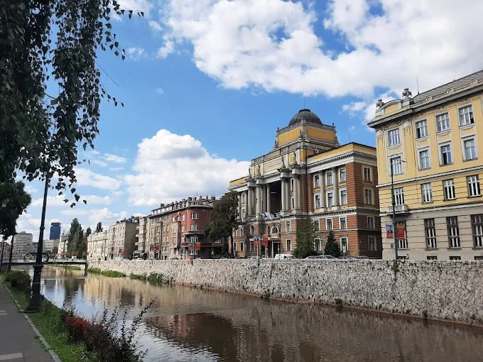 المبنى الرئيسي جامعة سراييفو الدولية
