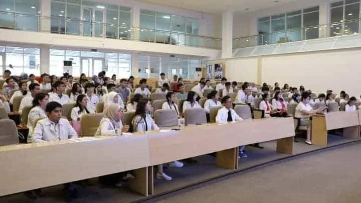 طلاب فرع أورجينتش لأكاديمية طشقند الطبية