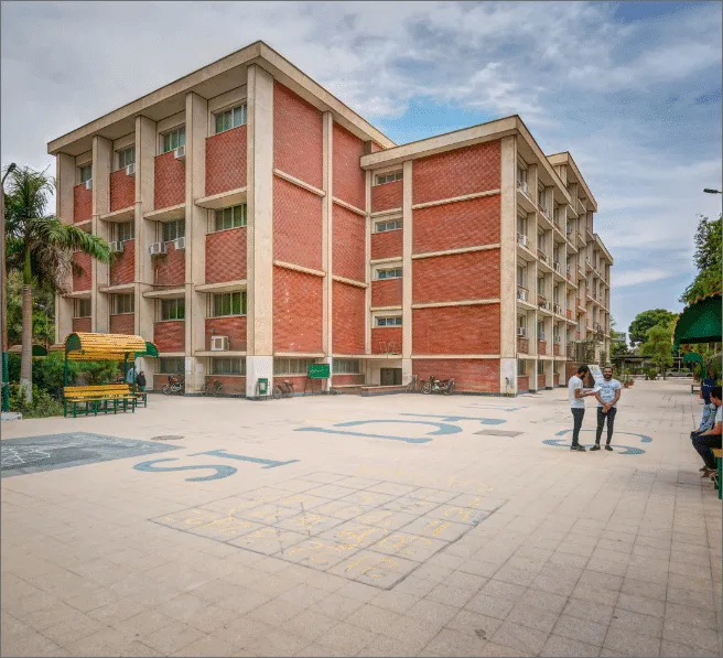 مبنى داخل حرم جامعة أسيوط