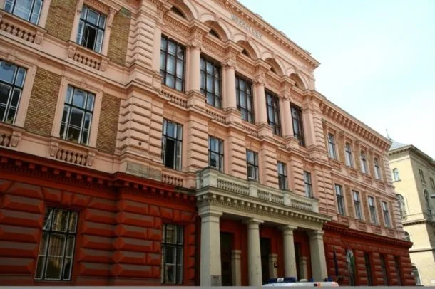 جامعة بودابست للاقتصاد 4