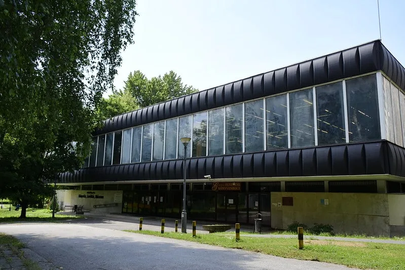 مكتبة جامعة ميشكولتس